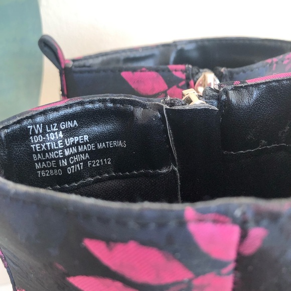 New LIZ CLAIBORNE Gina Black Floral Brocade Memory Foam Ankle Booties Womans 7W - Picture 11 of 12